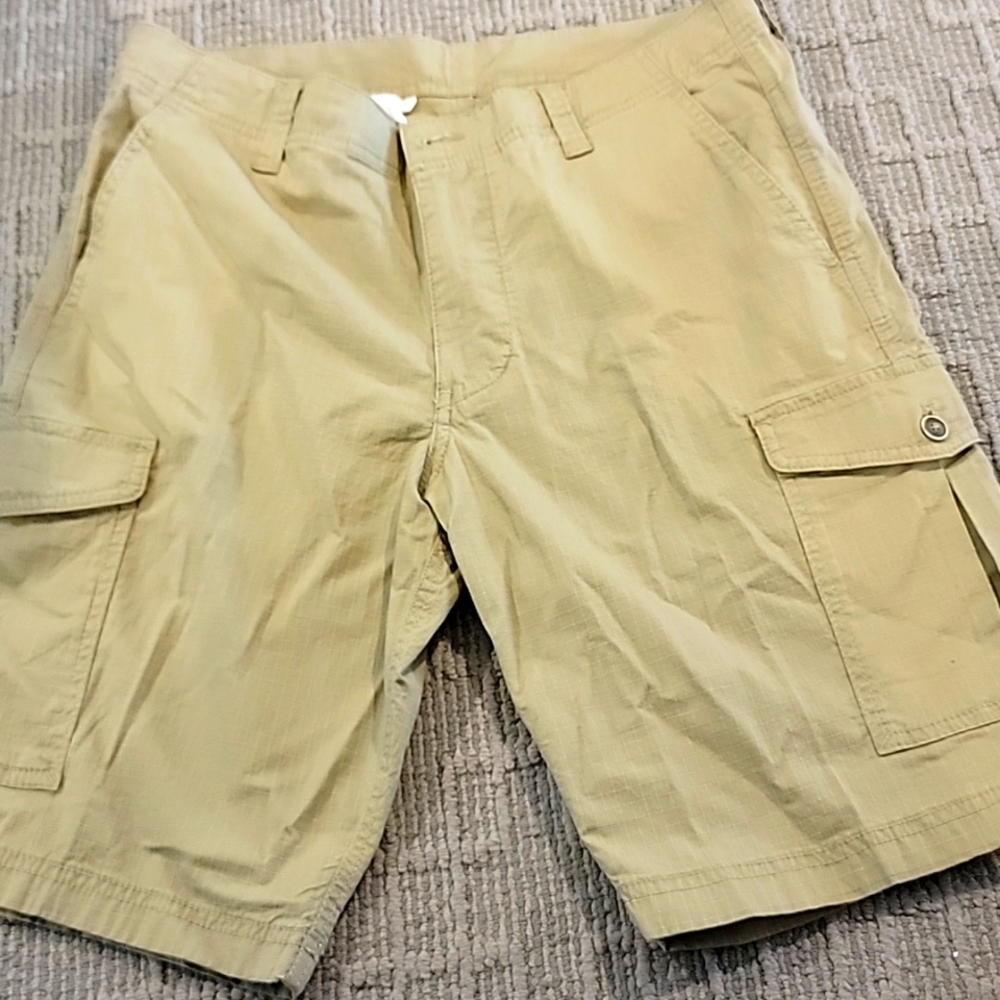 NEW TOMMY BAHAMA cargo shorts. Khaki.  Size 32.